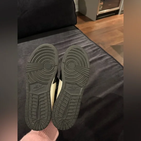 Women’s Jordan 1 Retro High Dark Mocha - Picture 6 of 10